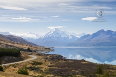 Stunning roadside lake reflections of Mount Cook (Aoraki) on Lake Punakaiki.
