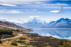 Stunning roadside lake reflections of Mount Cook (Aoraki) on Lake Punakaiki.