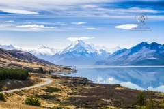 Stunning roadside lake reflections of Mount Cook (Aoraki) on Lake Punakaiki.